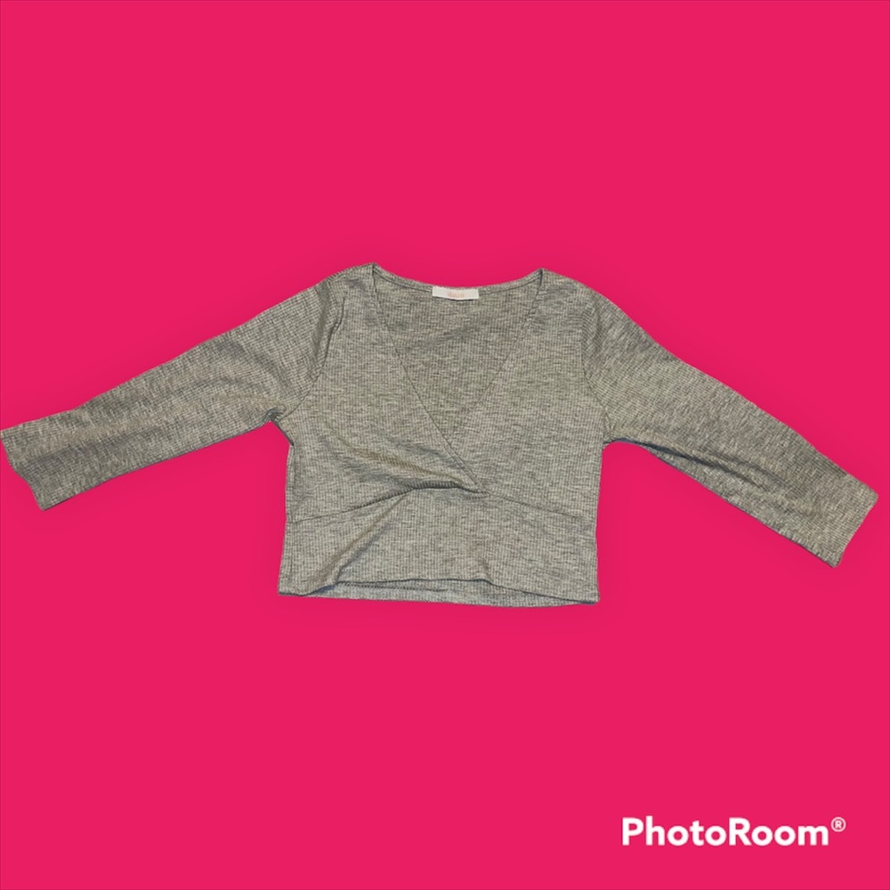 Color:Light grey, stretchy material, sleeves go down near elbow area depending